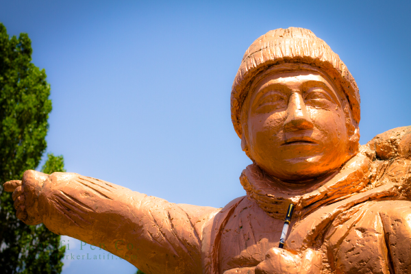 مجسمه مرد کوهنورد قله دماوند به همراه خودنویس قله دماوند